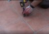 Arreglar una baldosa rota del jardín baldosa rota jardín _ levantar cortafríos