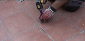 Arreglar una baldosa rota del jardín baldosa rota jardín _ levantar cortafríos